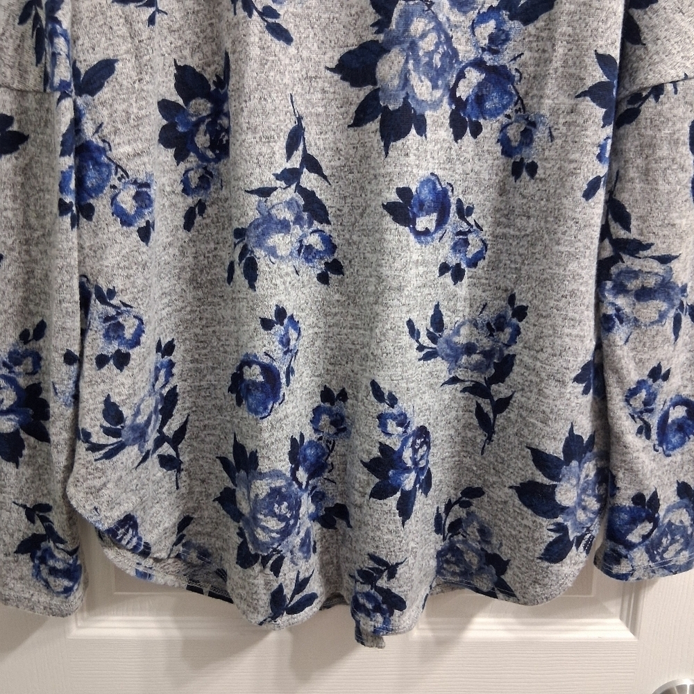 By & By Sweater Blue Roses Gray Background Size Large - Picture 11 of 14